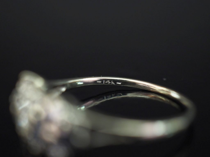 Bague jonc en or blanc 14k, sertie de petits saphirs et de diamants.  