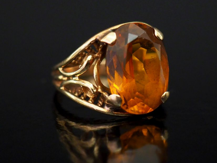 Bague en or jaune 14k, sertie en son centre d'un quartz.  Belle montur
