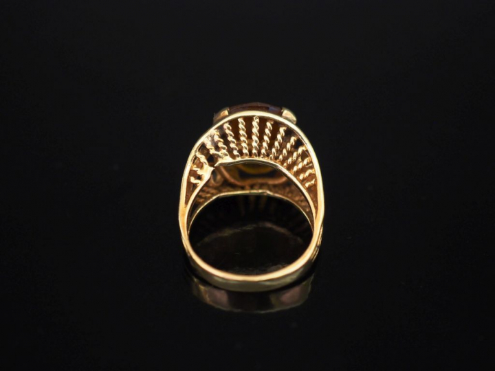 Bague en or jaune 14k, sertie en son centre d'un quartz.  Belle montur