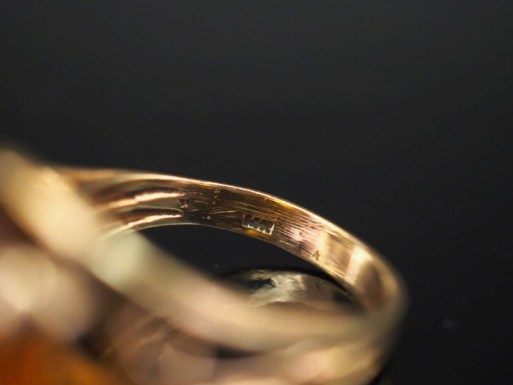 Bague en or jaune 14k, sertie en son centre d'un quartz.  Belle montur