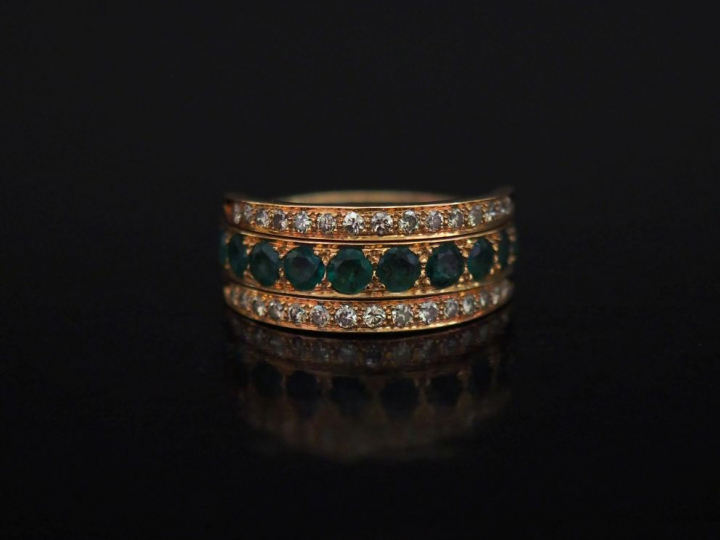 Bague jonc en or 14k, composée d'un anneau centre sertie de pierres ve