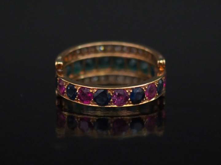 Bague jonc en or 14k, composée d'un anneau centre sertie de pierres ve