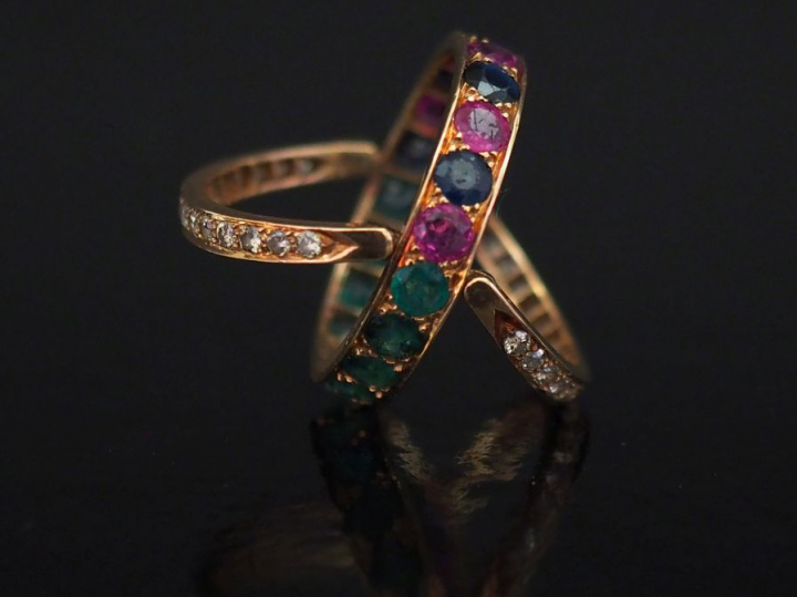 Bague jonc en or 14k, composée d'un anneau centre sertie de pierres ve