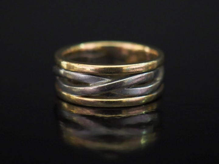 Bague jonc deux tons d'or 14k, à décor ajouré.  TDD. 55 Poids. 8,06 g 