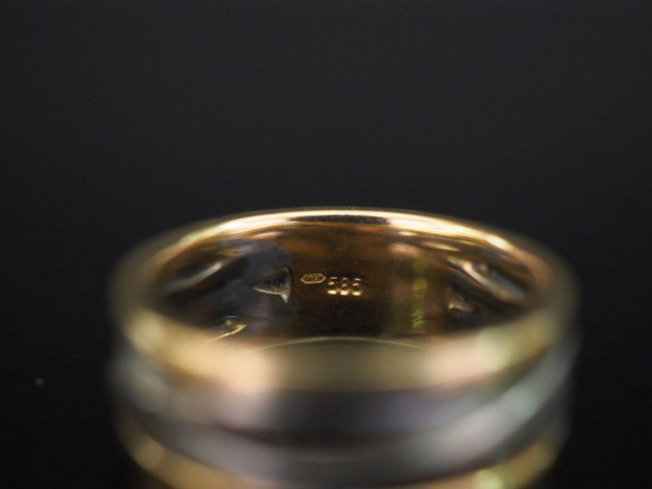 Bague jonc deux tons d'or 14k, à décor ajouré.  TDD. 55 Poids. 8,06 g 