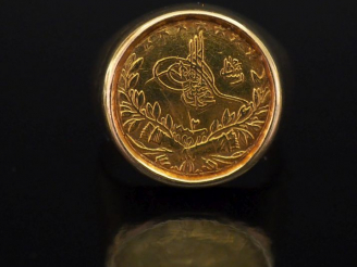 Vente aux enchères Bague de forme chevalière en or jaune 14k, sertie d'une pièce. TDD. 52