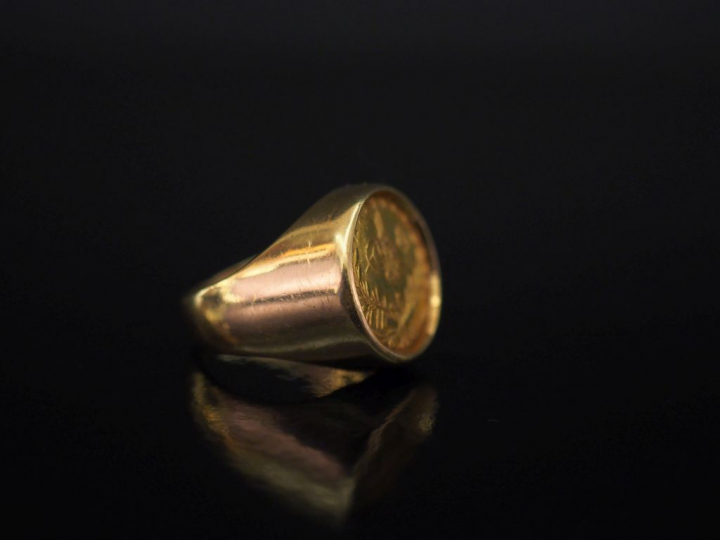 Bague de forme chevalière en or jaune 14k, sertie d'une pièce. TDD. 52