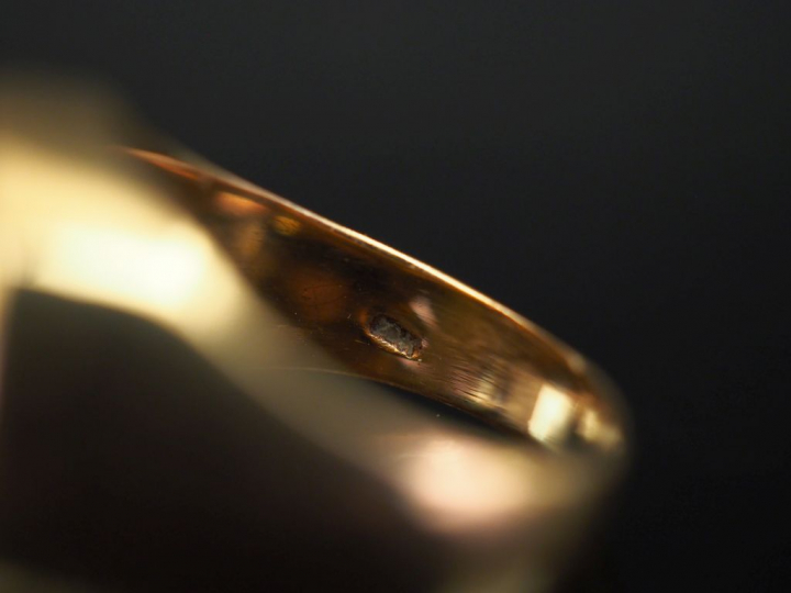 Bague de forme chevalière en or jaune 14k, sertie d'une pièce. TDD. 52