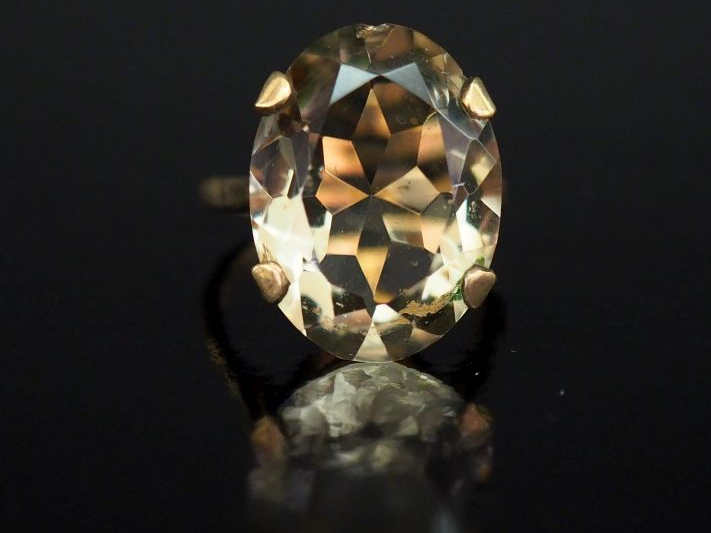 Bague en or 9k, sertie en son centre d'un quartz.  TDD. 54 Poids tel. 