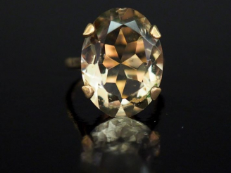 Vente aux enchères Bague en or 9k, sertie en son centre d'un quartz.  TDD. 54 Poids tel. 