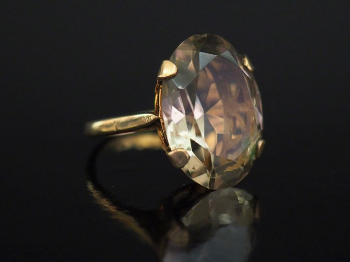 Bague en or 9k, sertie en son centre d'un quartz.  TDD. 54 Poids tel. 