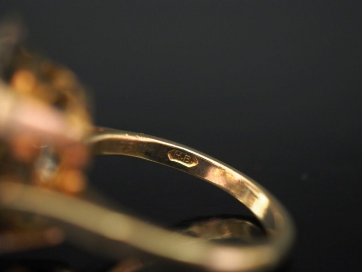 Bague en or 9k, sertie en son centre d'un quartz.  TDD. 54 Poids tel. 