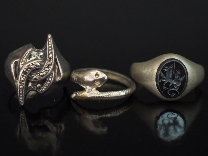 Ensemble comprenant :  - une bague de forme chevalière en argent, sert