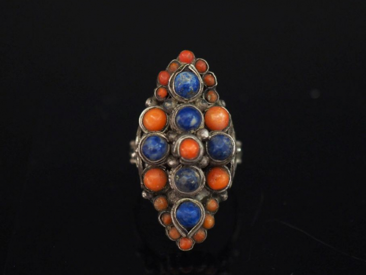 Bague Afrique du Nord en argent, sertie de lapis lazuli et corail (?) 