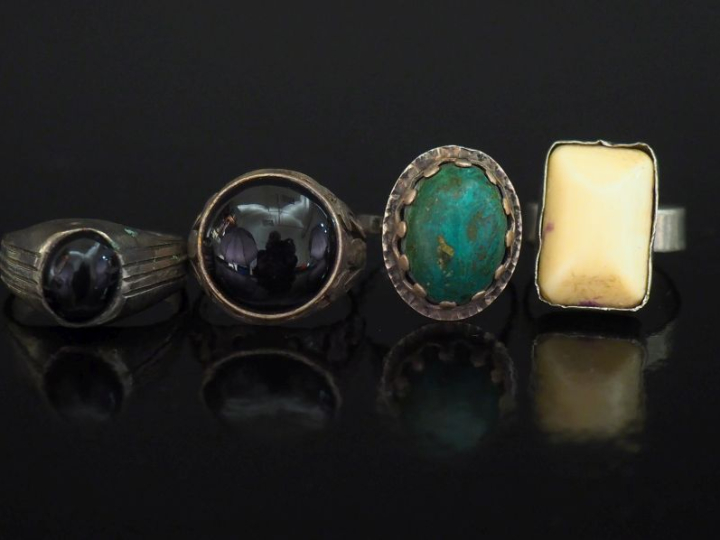 Ensemble de trois bagues en argent, pierres dures ou verroterie.  TDD.