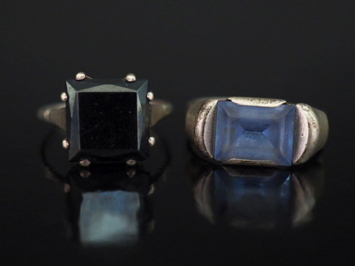 Ensemble comprenant :  - une bague en argent, sertie en son centre d'u
