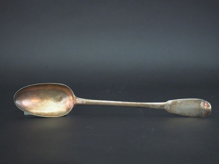 Cuillère à ragout en argent XVIIIème.  Long. 30,2 cm Poids. 122 g   
