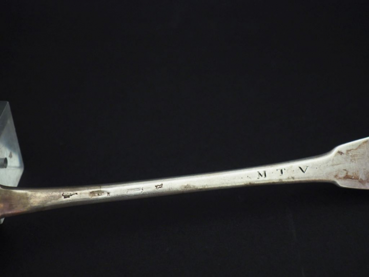 Cuillère à ragout en argent XVIIIème.  Long. 30,2 cm Poids. 122 g   