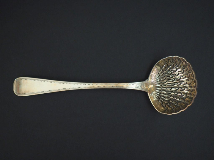 Cuillère à saupoudrer Restauration en argent, poinçon Vieillard, à déc