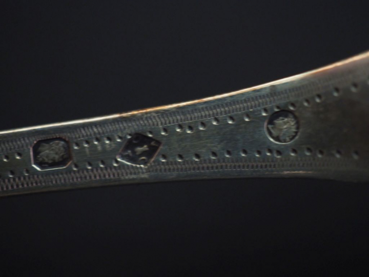Cuillère à saupoudrer Restauration en argent, poinçon Vieillard, à déc