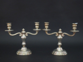 Vente aux enchères Paire de bougeoirs double de style Louis XV en argent, poinçon Minerve
