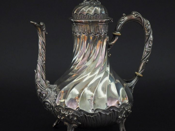 Théière de style rocaille en argent, poinçon Minerve, à décor de cotes