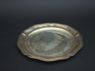 Vente aux enchères Petit plat rond de style Louis XV en argent, modèle à filets.  Bord po