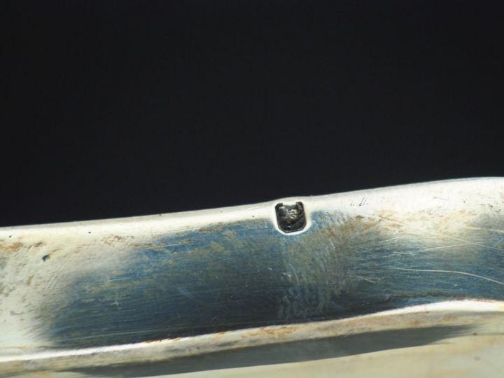 Petit plat rond de style Louis XV en argent, modèle à filets.  Bord po