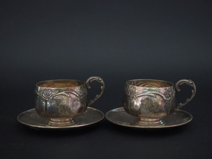 Paire de tasses et leur sous-tasses en argent, poinçon Minerve, à déco