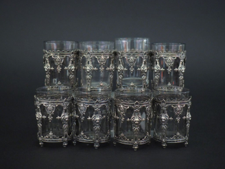 Vente aux enchères Suite de huit verres à liqueur en verre ou cristal et argent, à décor 