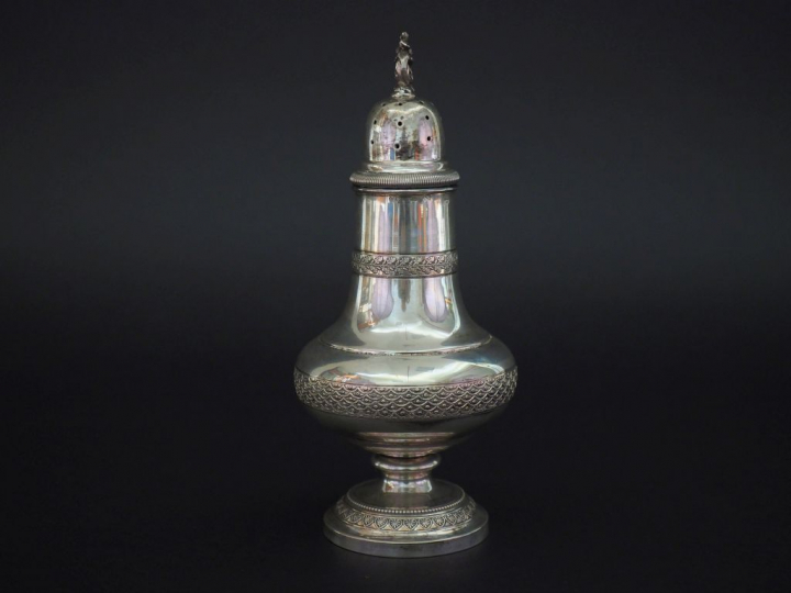 Saupoudroir en argent, à décor de frises de feuilles de chêne, de vagu
