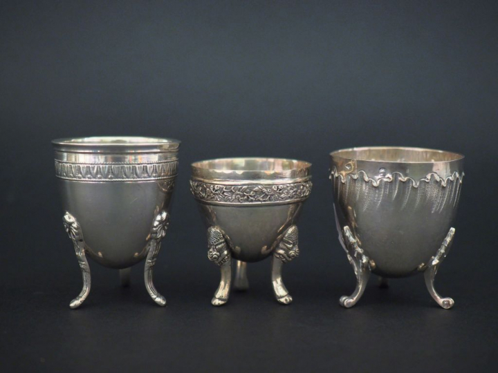 Ensemble comprenant :  - un coquetier tripode de style Louis XV en arg