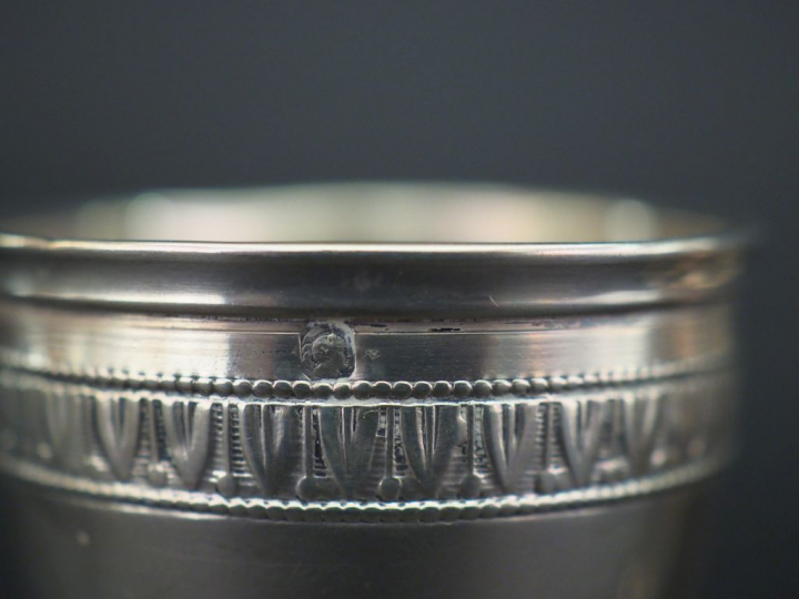 Ensemble comprenant :  - un coquetier tripode de style Louis XV en arg