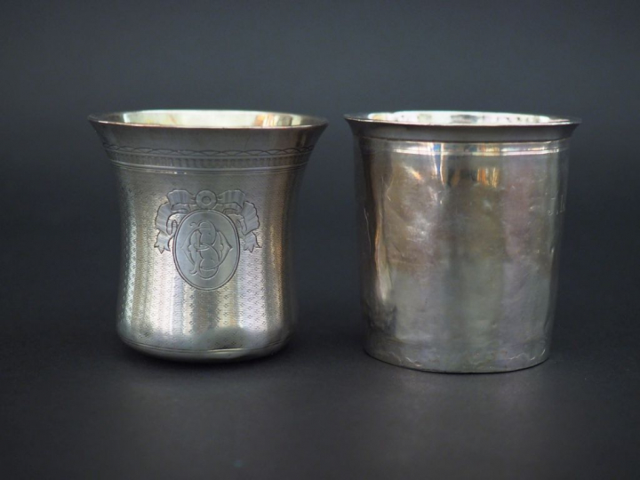 Timbale à fond plat en argent lisse, poinçon Minerve, à décor d'un fin