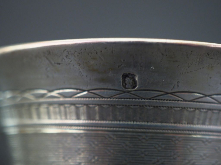 Timbale à fond plat en argent lisse, poinçon Minerve, à décor d'un fin