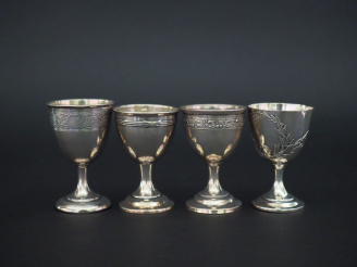 Vente aux enchères Ensemble comprenant :  - un coquetier de style Louis XVI en argent, po