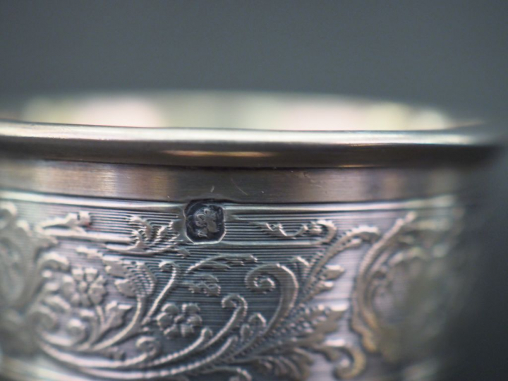 Ensemble comprenant :  - un coquetier de style Louis XVI en argent, po