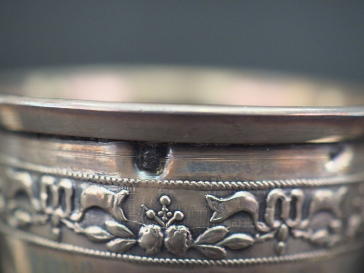 Ensemble comprenant :  - un coquetier de style Louis XVI en argent, po