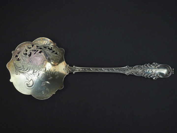 Pelle à fraise de style Louis XV en argent et vermeil, à décor de rinc