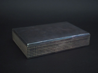 Vente aux enchères Boite rectangulaire en métal , à décor sur les quatre cotés de cubes. 