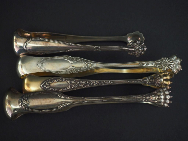 Ensemble comprenant quatre différentes pinces à sucre en argent, poinç