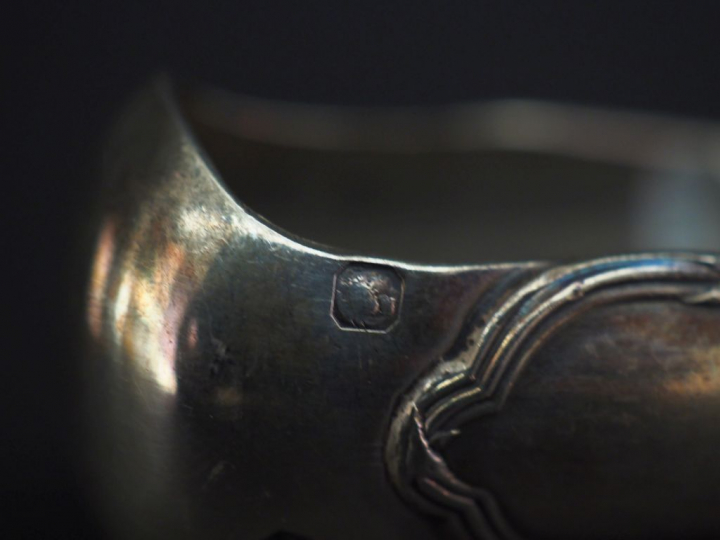 Ensemble comprenant quatre différentes pinces à sucre en argent, poinç