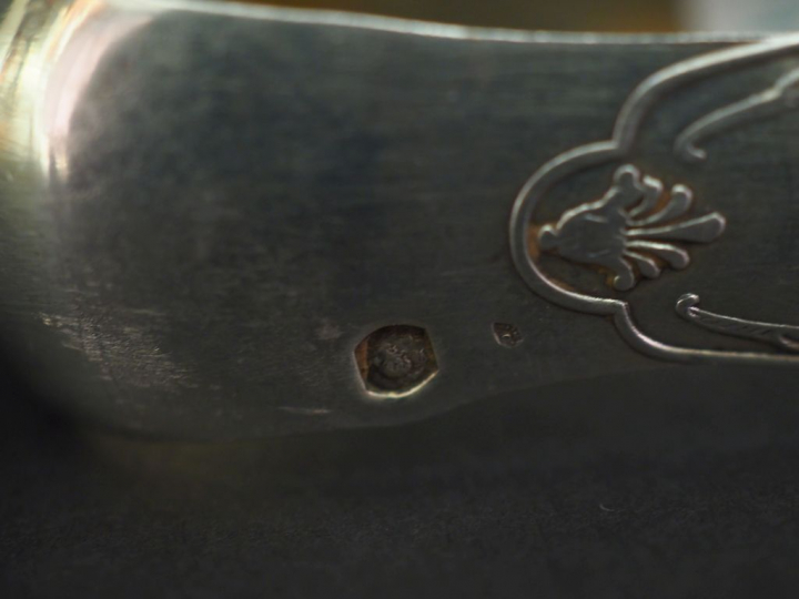 Ensemble comprenant quatre différentes pinces à sucre en argent, poinç