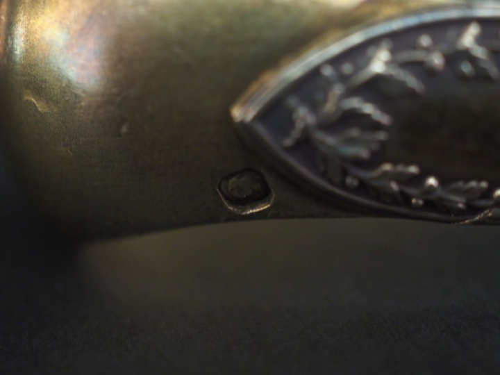 Ensemble comprenant quatre différentes pinces à sucre en argent, poinç