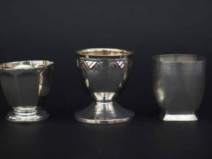 Ensemble comprenant :  - un coquetier de style Art déco en argent, poi