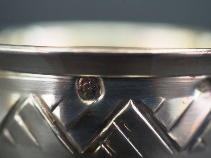 Ensemble comprenant :  - un coquetier de style Art déco en argent, poi