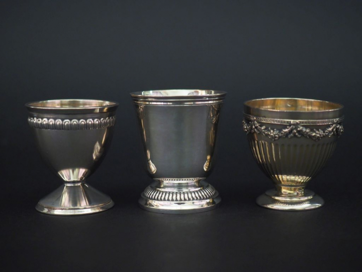 Ensemble comprenant :  - un coquetier de style Louis XVI en argent, po