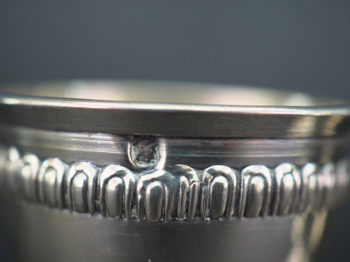 Ensemble comprenant :  - un coquetier de style Louis XVI en argent, po