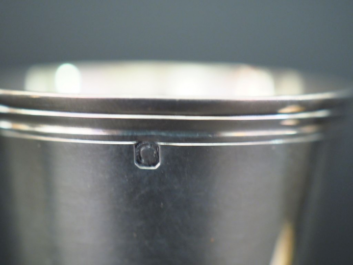 Ensemble comprenant :  - un coquetier de style Louis XVI en argent, po