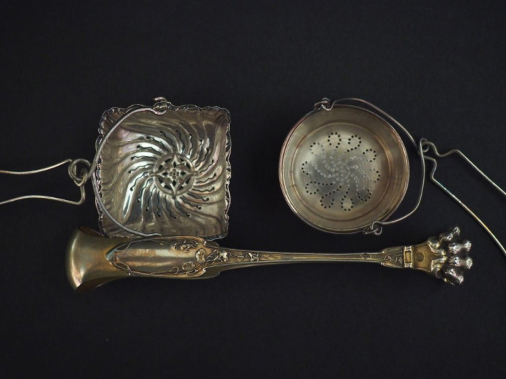 Ensemble comprenant :  - une passette à thé en argent, poinçon Minerve